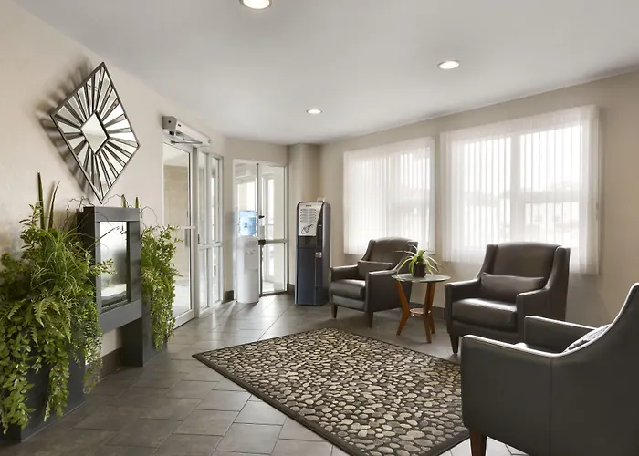 Colonial Square Inn & Suites